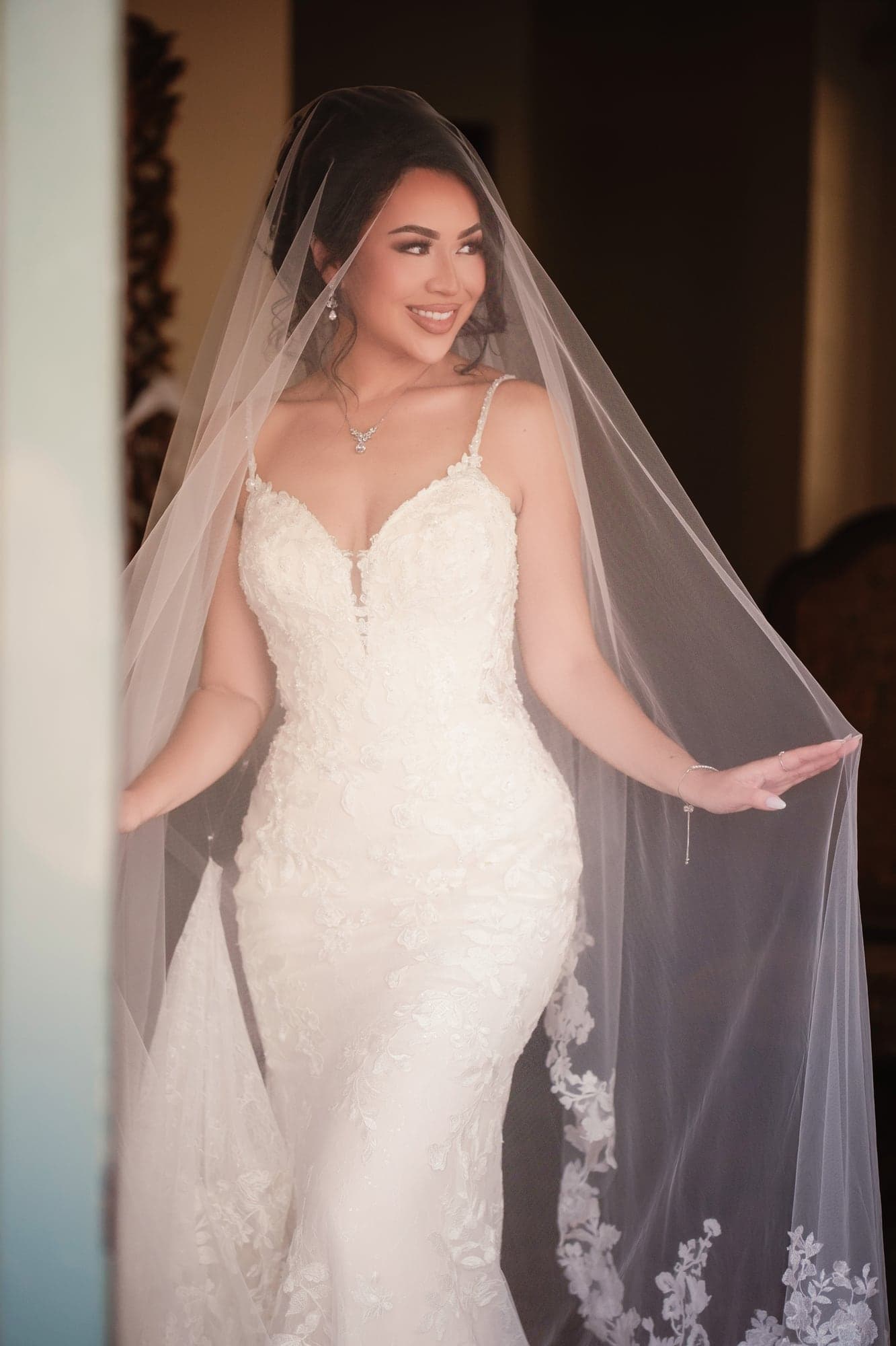 Mayling posing with her white bouquet in the Claremont hills