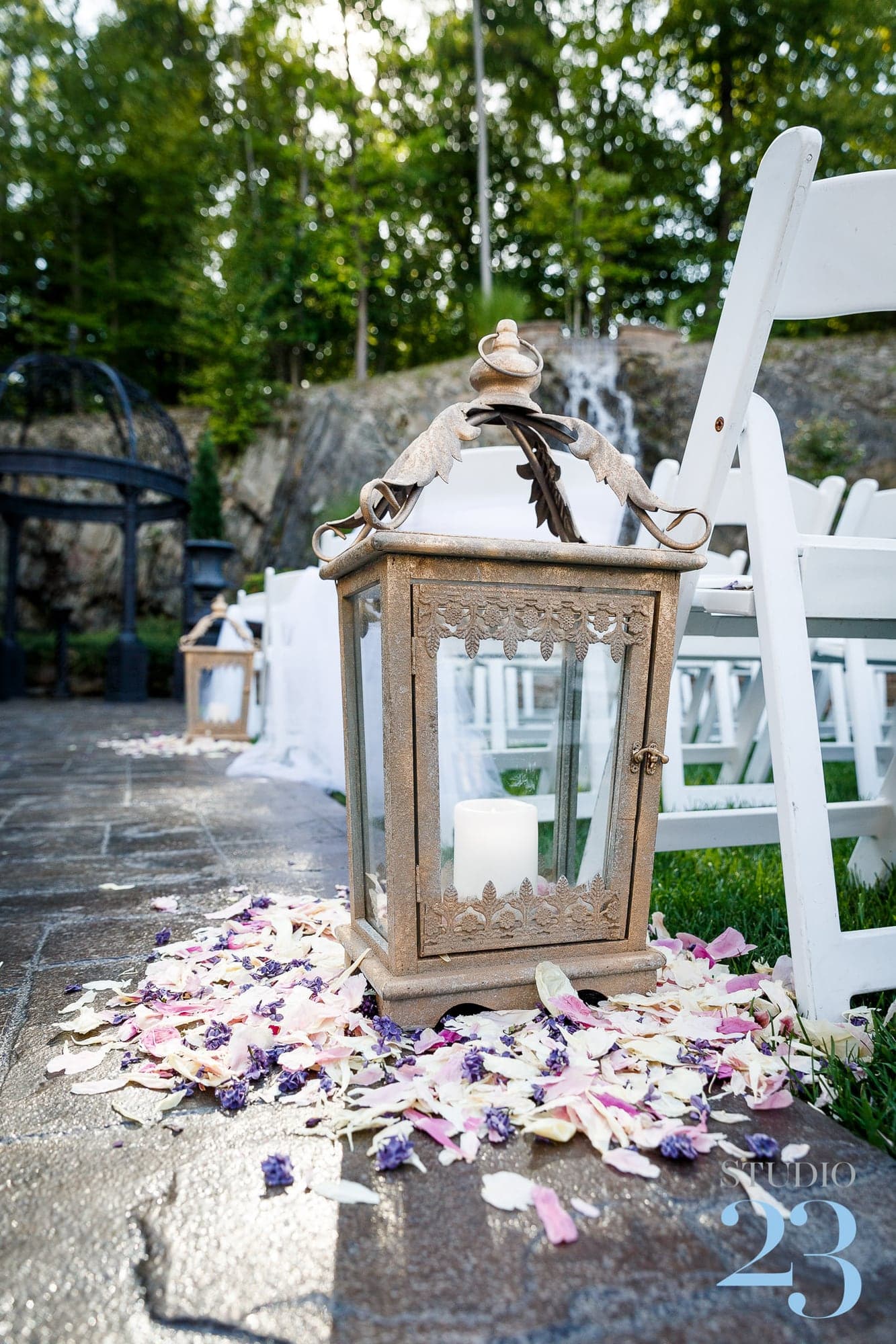 The outdoor wedding ceremony at Stroudsmoor