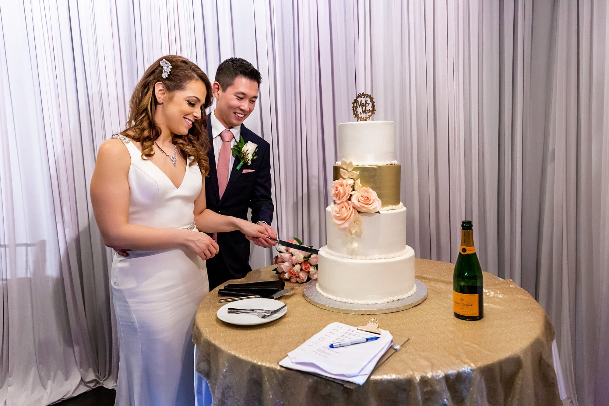 The Kaijoka newlyweds cutting their wedding cake